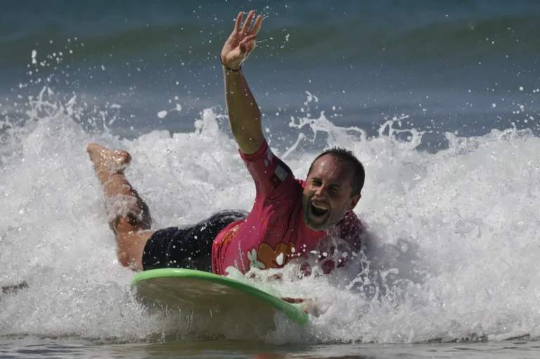 Adulte débutant surf mousse sur une vague Côte Sauvage – ESCS La Palmyre Côte Sauvage