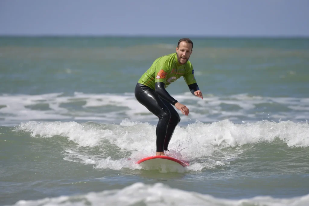 Adulte surfeur en glisse sur une vague Côte Sauvage La Palmyre – ESCS La Palmyre Côte Sauvage