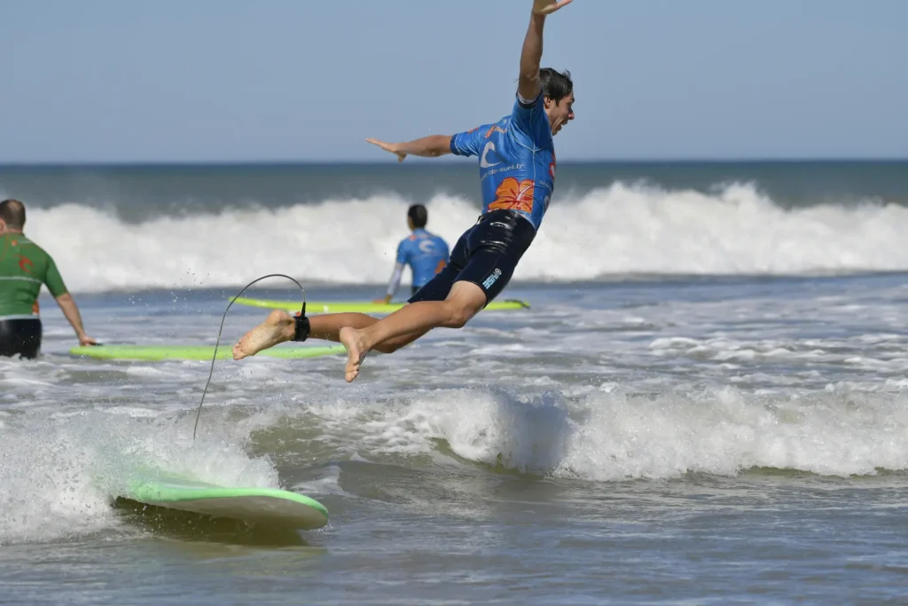 Chute surfeur cours de surf collectif Côte Sauvage La Palmyre – ESCS La Palmyre Côte Sauvage