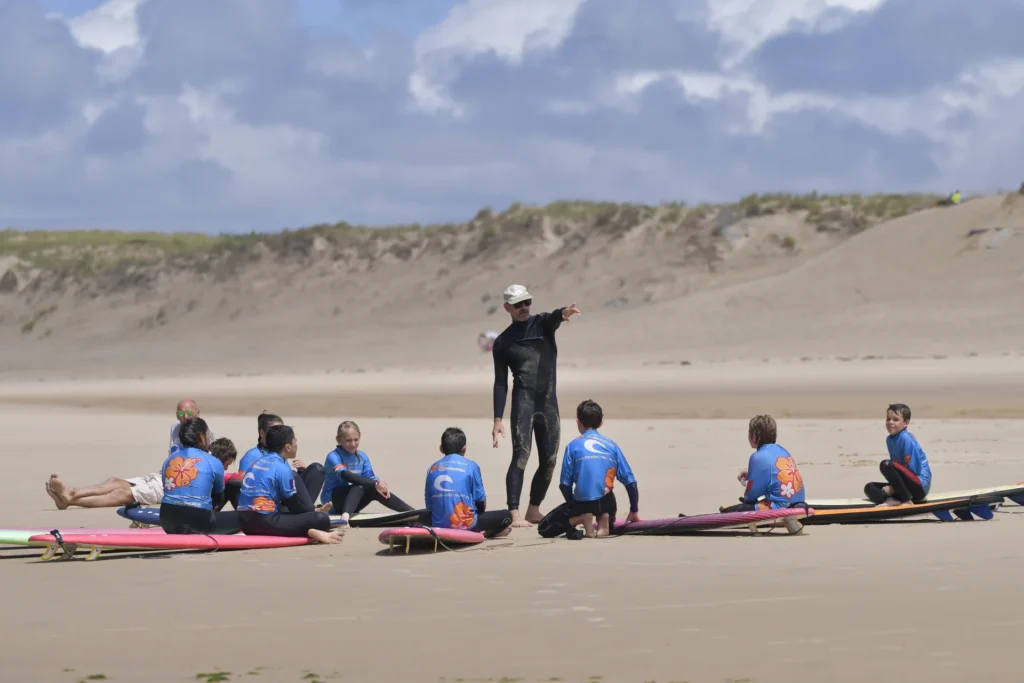Cours de surf collectif enfants en cours de surf de surf plage Côte Sauvage moniteur de surf – ESCS La Palmyre Côte Sauvage