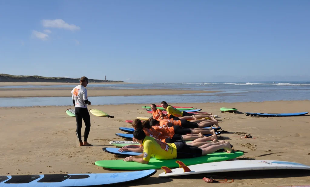 Cours de surf collectif surf échauffement plage Côte Sauvage ESCS – ESCS La Palmyre Côte Sauvage