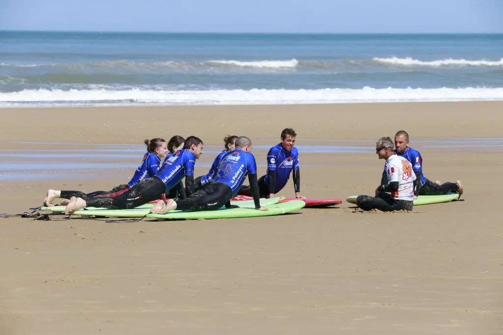 Cours de surf collectif surf échauffement plage Côte Sauvage La Palmyre – ESCS La Palmyre Côte Sauvage