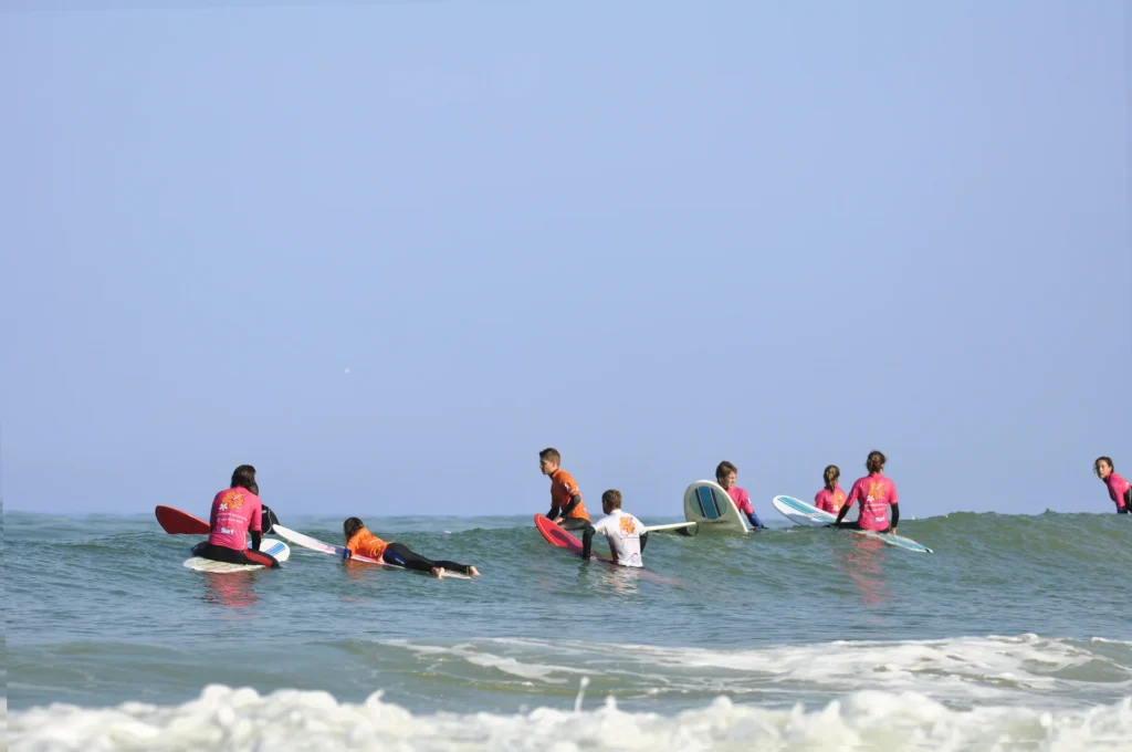 Cours de surf collectif surf enfants groupe sur les vagues Côte Sauvage – ESCS La Palmyre Côte Sauvage