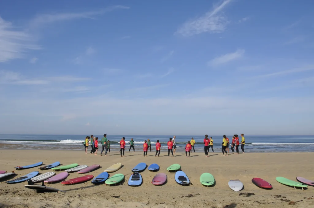 Cours de surf collectif surf groupe échauffement plage Côte Sauvage – ESCS La Palmyre Côte Sauvage