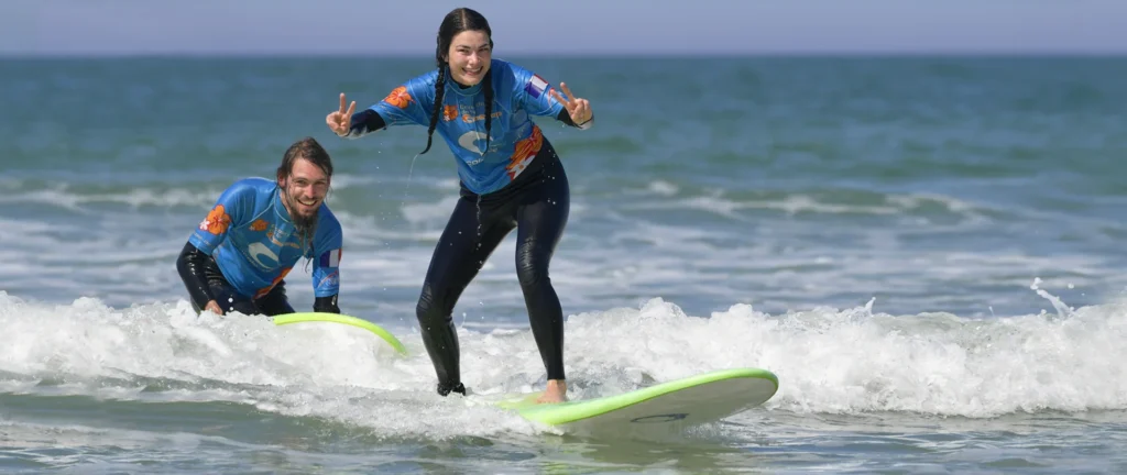Cours de surf de surf débutant moniteur de surf élève Côte Sauvage ESCS – ESCS La Palmyre Côte Sauvage