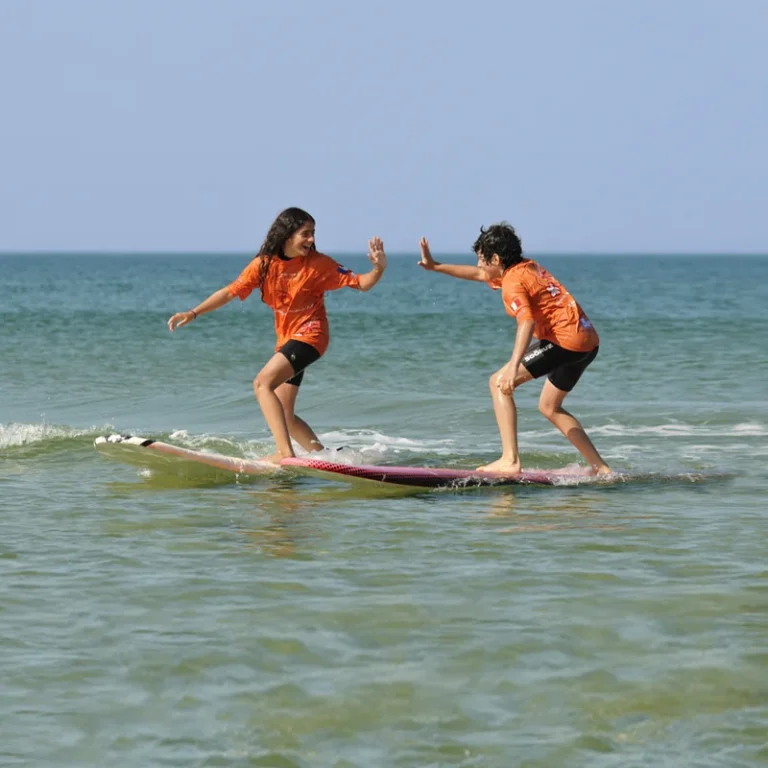 Cours de surf de surf duo enfants high five Côte Sauvage La Palmyre – ESCS La Palmyre Côte Sauvage