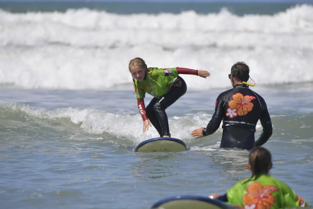 Cours de surf de surf enfant fille moniteur de surf ESCS Côte Sauvage – ESCS La Palmyre Côte Sauvage