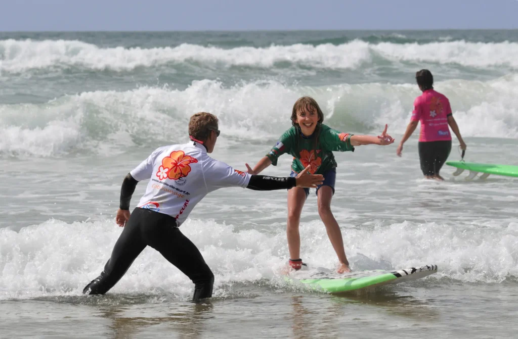 Cours de surf de surf enfant moniteur de surf ESCS Côte Sauvage – ESCS La Palmyre Côte Sauvage