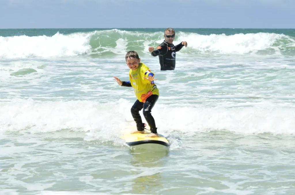 Cours de surf de surf enfant moniteur de surf sur les vagues Côte Sauvage La Palmyre – ESCS La Palmyre Côte Sauvage