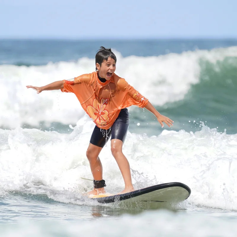 Cours de surf de surf enfant sur une vague Côte Sauvage La Palmyre – ESCS La Palmyre Côte Sauvage