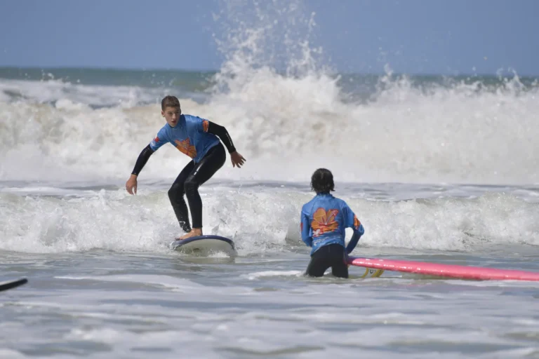 Cours de surf de surf enfants sur une vague Côte Sauvage ESCS – ESCS La Palmyre Côte Sauvage