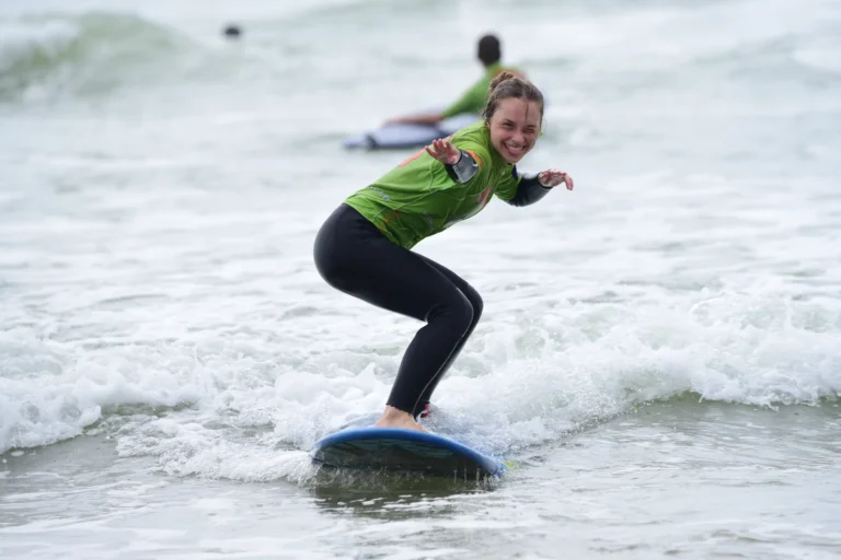 eleve-surf-debout-vague-cours-cote-sauvage-escs