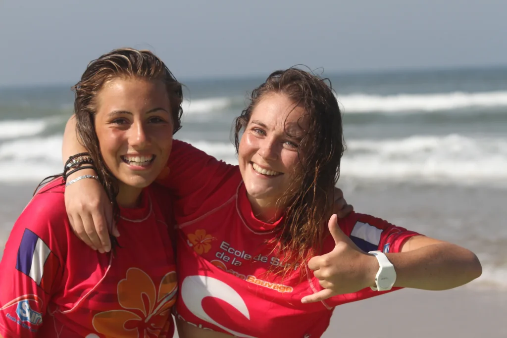Élèves filles surf ESCS Côte Sauvage sourires – ESCS La Palmyre Côte Sauvage