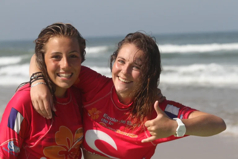 Élèves filles surf ESCS Côte Sauvage sourires – ESCS La Palmyre Côte Sauvage