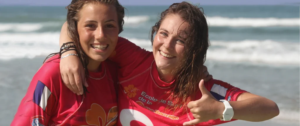 Élèves heureuses cours de surf de surf ecole Côte Sauvage La Palmyre – ESCS La Palmyre Côte Sauvage