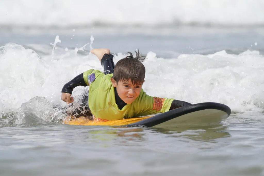 Enfant bodyboard sur une vague mousse Côte Sauvage La Palmyre – ESCS La Palmyre Côte Sauvage