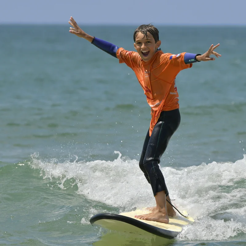 Enfant heureux cours de surf de surf Côte Sauvage La Palmyre – ESCS La Palmyre Côte Sauvage