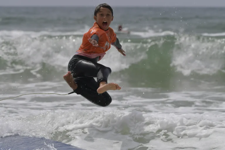 Enfant surf saut joie sur les vagues Côte Sauvage ESCS – ESCS La Palmyre Côte Sauvage
