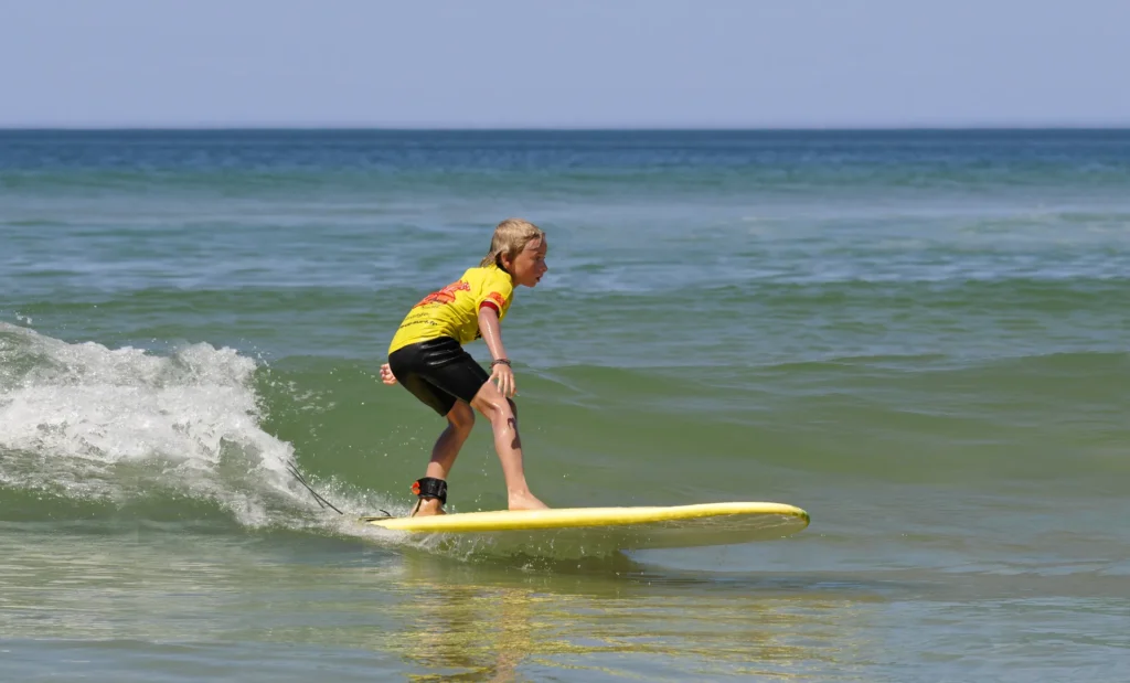 Enfant surf sur une vague Côte Sauvage cours de surf ESCS – ESCS La Palmyre Côte Sauvage