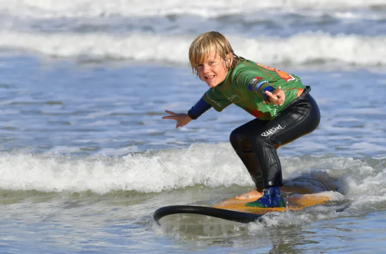 Enfant surf sur une vague mousse Côte Sauvage La Palmyre – ESCS La Palmyre Côte Sauvage