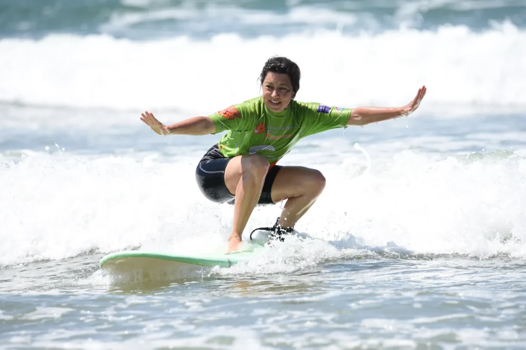 Femme adulte surf Côte Sauvage cours de surf débutant ESCS – ESCS La Palmyre Côte Sauvage