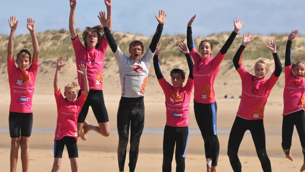 Groupe élèves surf moniteur de surf Côte Sauvage joie plage – ESCS La Palmyre Côte Sauvage