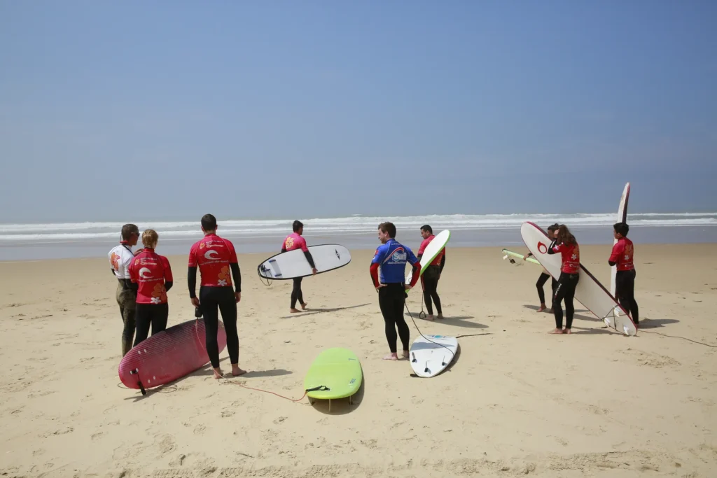 Groupe surfeurs plage Côte Sauvage avant session de surf – ESCS La Palmyre Côte Sauvage