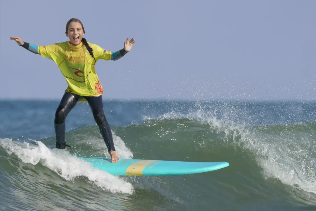 Jeune fille surf sur une vague joie Côte Sauvage La Palmyre – ESCS La Palmyre Côte Sauvage