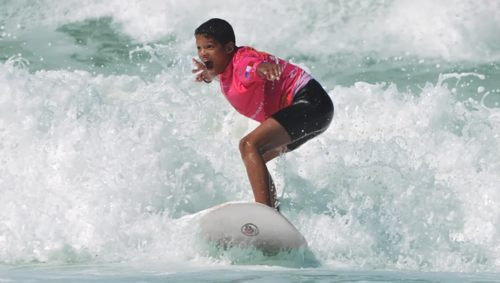 Jeune surfeur enfant sur une vague mousse Côte Sauvage – ESCS La Palmyre Côte Sauvage