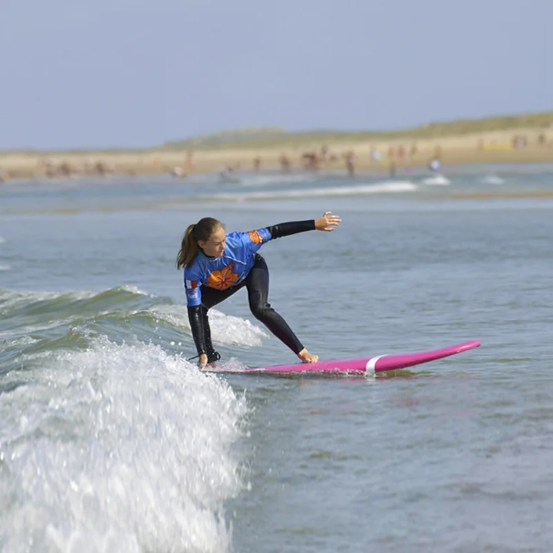jeune-surfeuse-debout-vague-cours-surf-cote-sauvage-palmyre