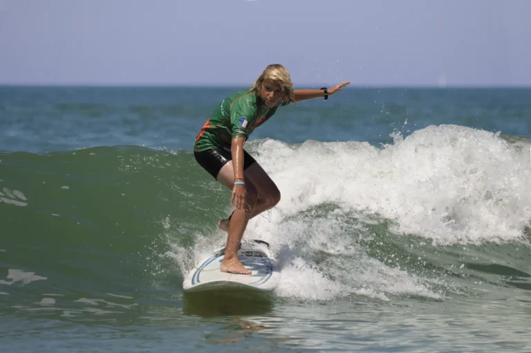 Jeune surfeuse en glisse sur une vague Côte Sauvage La Palmyre – ESCS La Palmyre Côte Sauvage