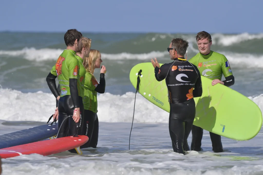 Moniteur de surf briefing cours de surf collectif surf Côte Sauvage ESCS – ESCS La Palmyre Côte Sauvage