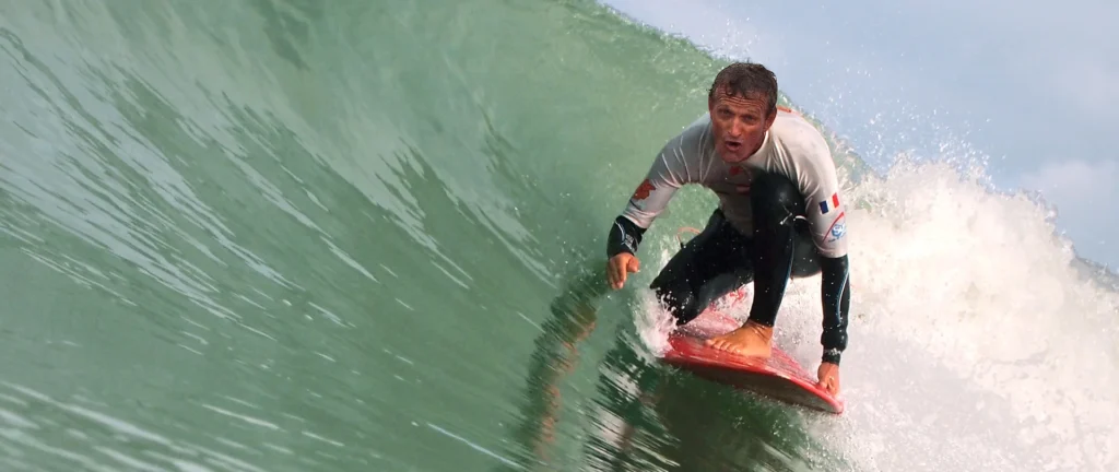 Moniteur de surf Côte Sauvage sur une vague tube ESCS – ESCS La Palmyre Côte Sauvage