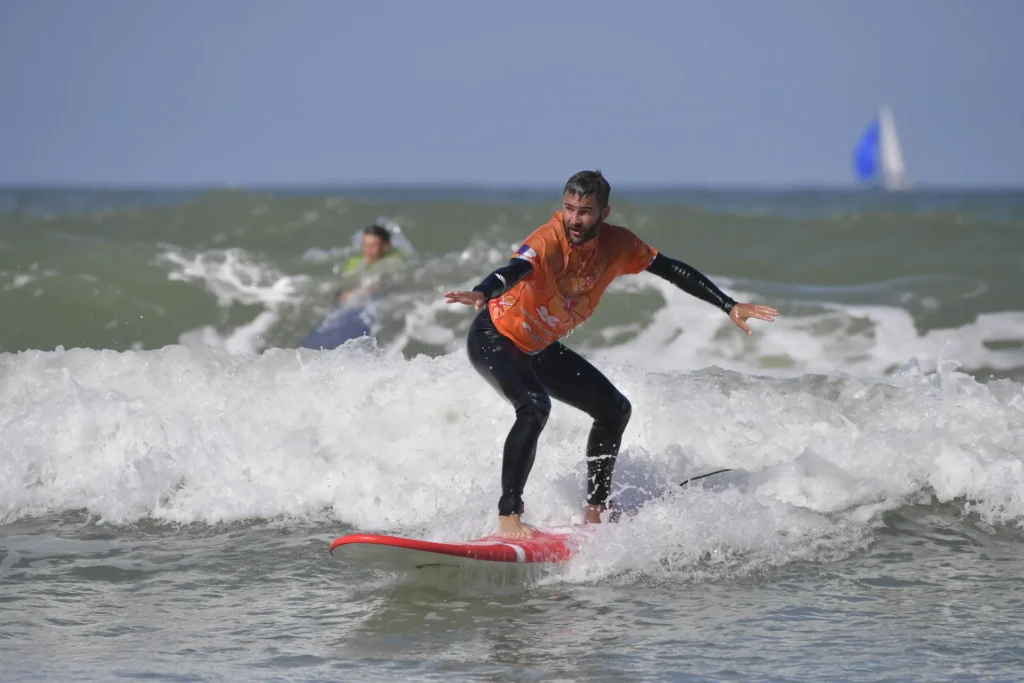 Moniteur de surf demonstration sur une vague Côte Sauvage ESCS – ESCS La Palmyre Côte Sauvage