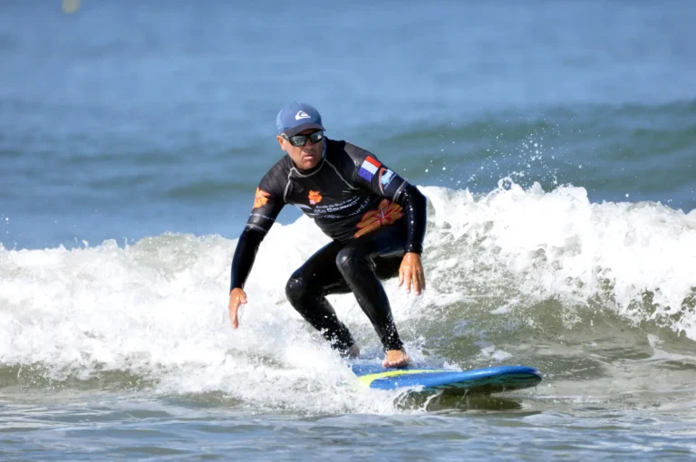 Moniteur de surf ESCS Côte Sauvage action sur une vague – ESCS La Palmyre Côte Sauvage