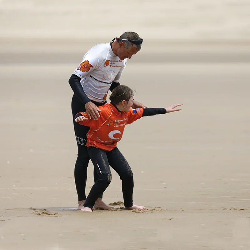 Moniteur de surf ESCS cours de surf enfant plage Côte Sauvage – ESCS La Palmyre Côte Sauvage