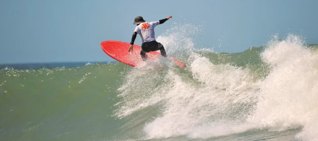 Moniteur de surf ESCS manœuvre sur une vague Côte Sauvage – ESCS La Palmyre Côte Sauvage