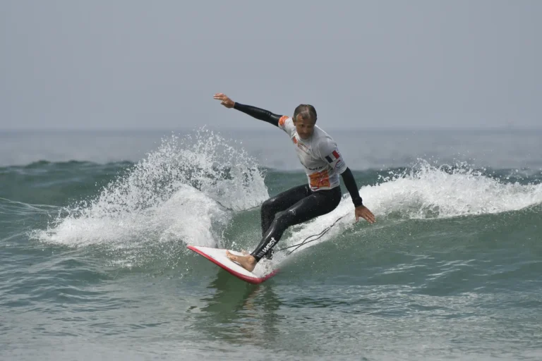 Moniteur de surf ESCS manœuvre sur une vague Côte Sauvage – ESCS La Palmyre Côte Sauvage
