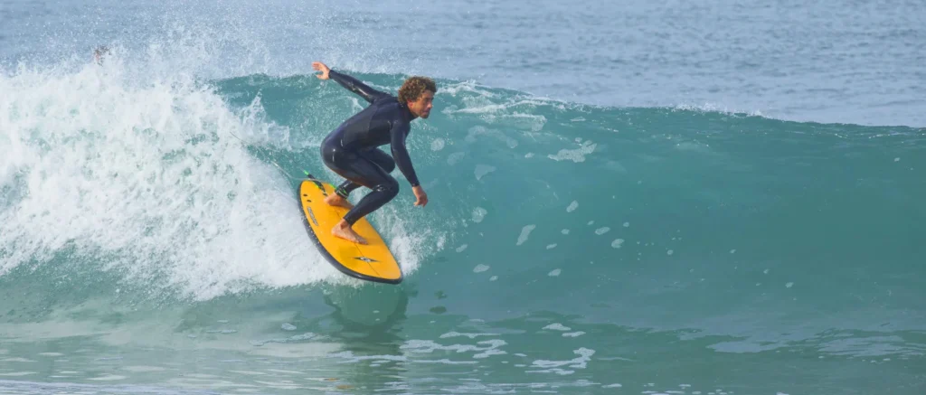 Moniteur de surf ESCS sur une vague Côte Sauvage en Charente Maritime – ESCS La Palmyre Côte Sauvage