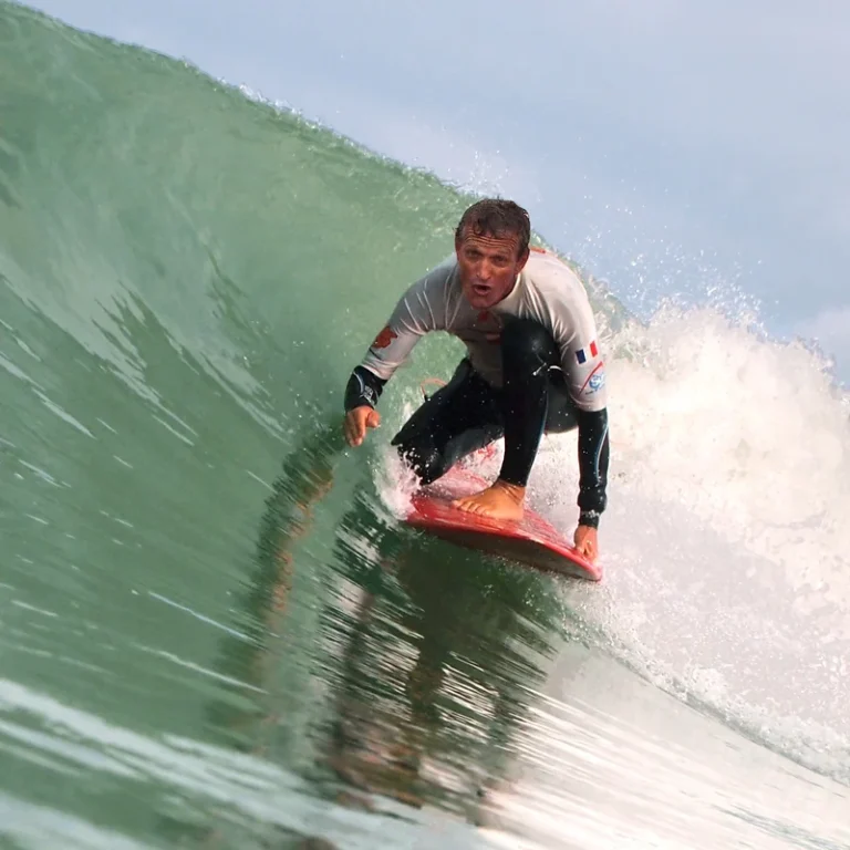 Moniteur de surf ESCS sur une vague Côte Sauvage en Charente Maritime – ESCS La Palmyre Côte Sauvage