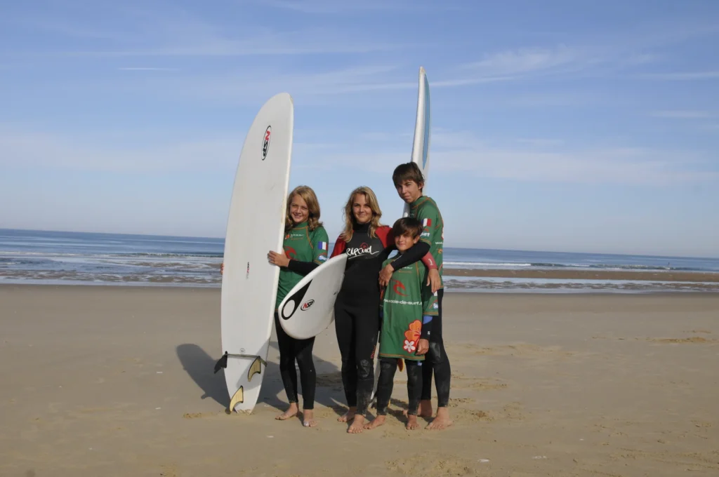 Monitrice de surf groupe enfants plage Côte Sauvage ESCS – ESCS La Palmyre Côte Sauvage