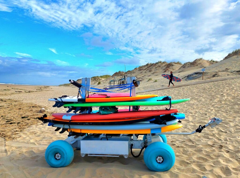 Planches de surf colorees chariot plage Côte Sauvage La Palmyre – ESCS La Palmyre Côte Sauvage