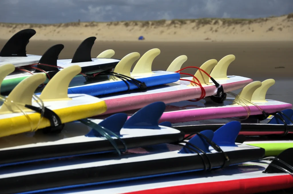 Planches de surf colorees ecole Côte Sauvage La Palmyre – ESCS La Palmyre Côte Sauvage