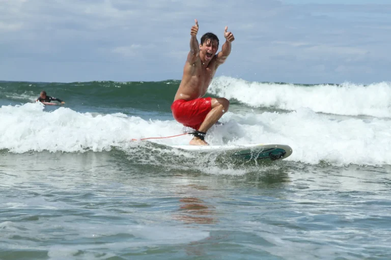Surfeur adulte réussite première sur une vague Côte Sauvage – ESCS La Palmyre Côte Sauvage