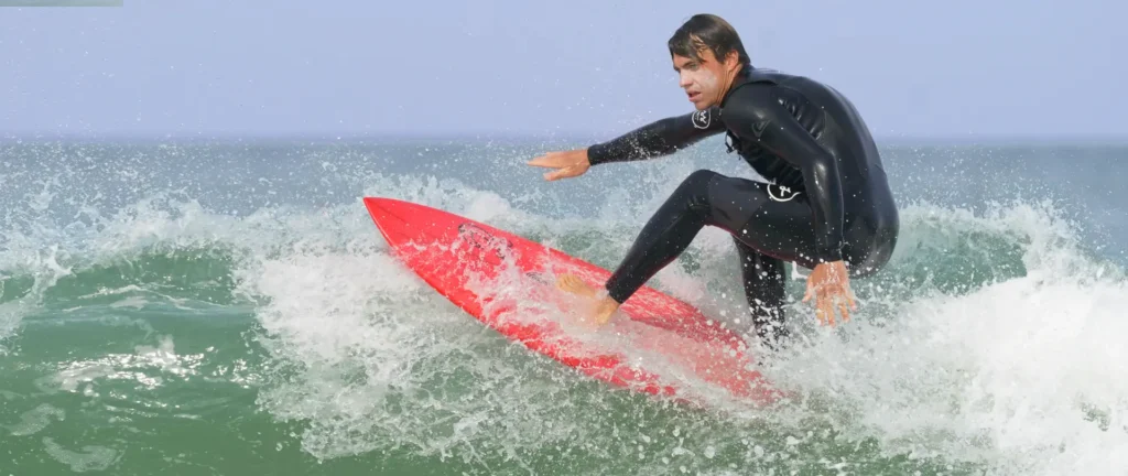 Surfeur confirmé manœuvre sur une vague Côte Sauvage – ESCS La Palmyre Côte Sauvage