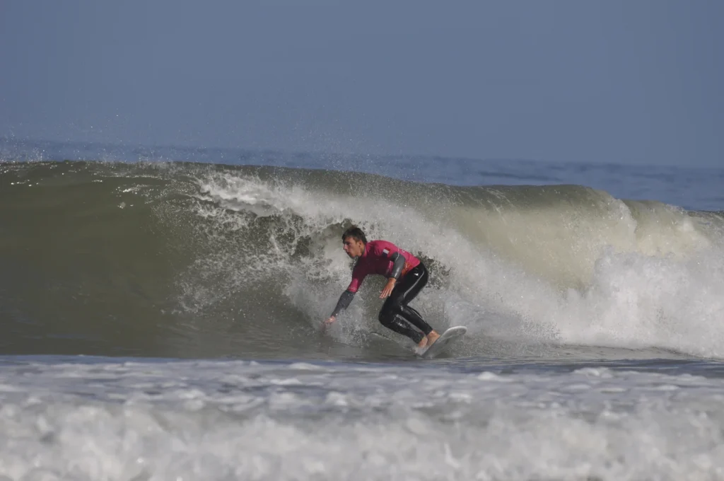 surfeur-confirme-manoeuvre-vague-cote-sauvage-palmyre