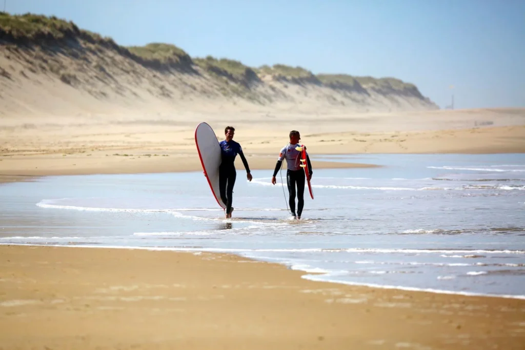 Surfeurs plage Côte Sauvage dunes La Palmyre – ESCS La Palmyre Côte Sauvage