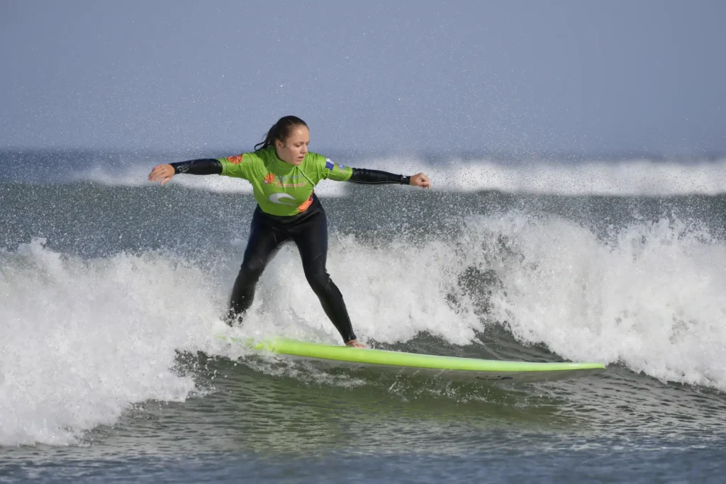 Surfeuse en glisse sur une vague Côte Sauvage La Palmyre – ESCS La Palmyre Côte Sauvage