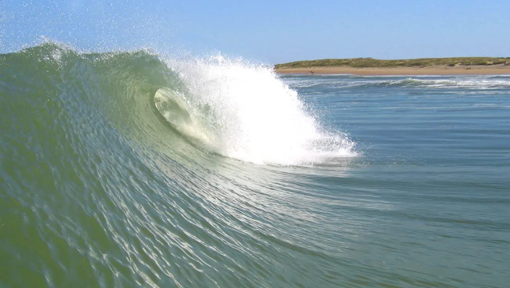 Sur une vague tube parfaite Côte Sauvage en Charente Maritime – ESCS La Palmyre Côte Sauvage